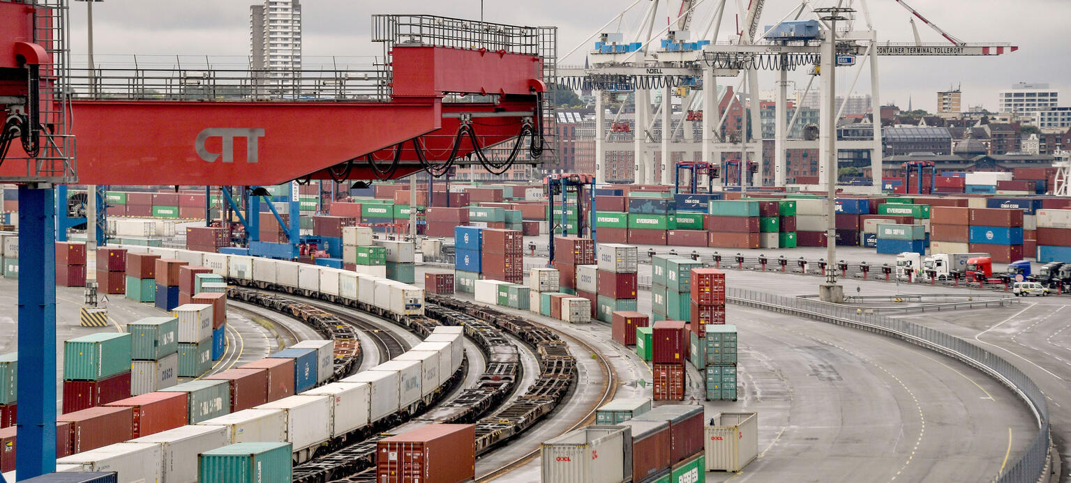 Hamburg: Container liegen zur Abfertigung am Containerterminal Tollerort im Hamburger Hafen.
