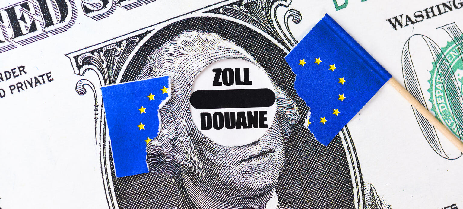 Zerrissene EU-Fahne auf Dollarnote mit Zoll-Schild, US-Strafzoelle gegen Europa