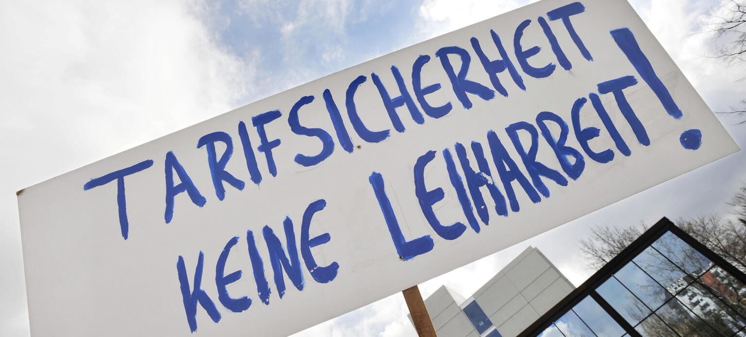 Schild mit der Aufschrift Tarifsicherheit, keine Leiharbeit!