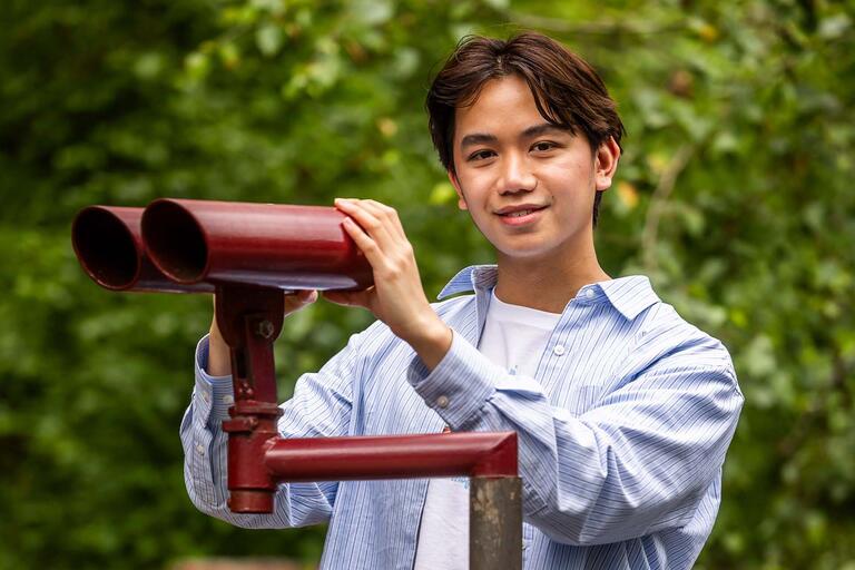 Porträt David Phan mit Fernrohr 