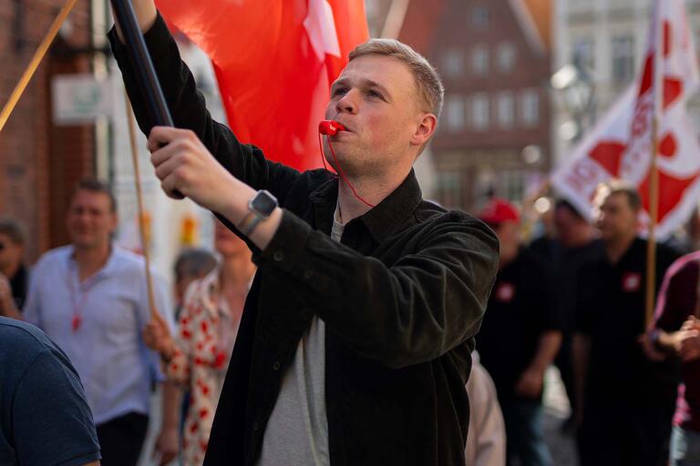 Bundestagsabgeordneter Jakob Blankenburg bei Kundgebung mit SPF-Fahne in Berlin