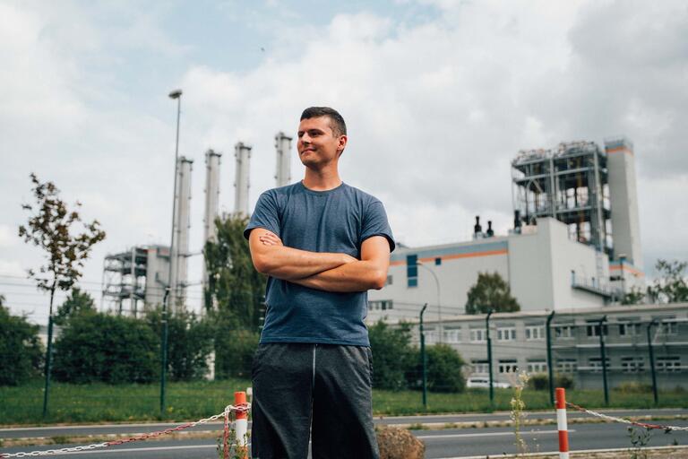 Portrait Alexander Kerwel vor Chemiewerk