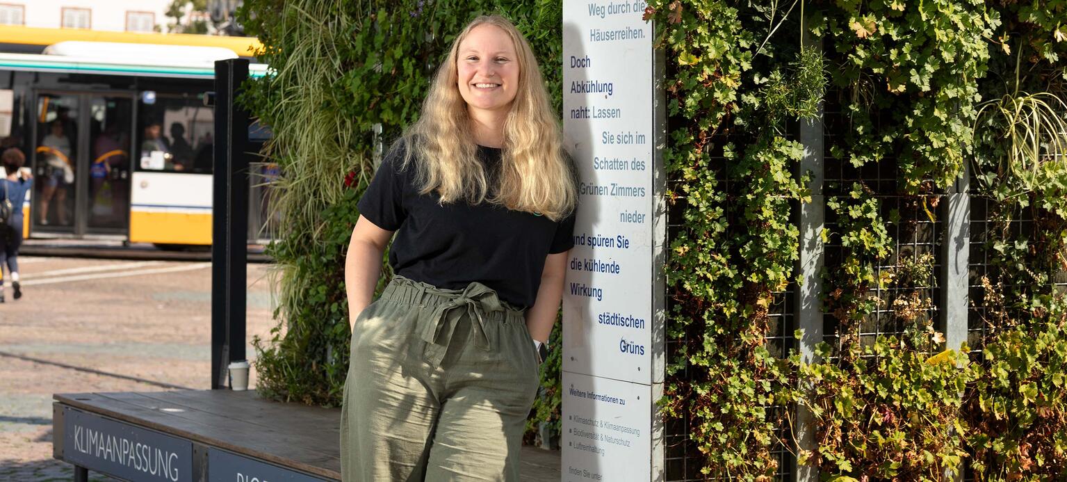 Portrait Lorena Feulner vor Klimawand in Darmstadt