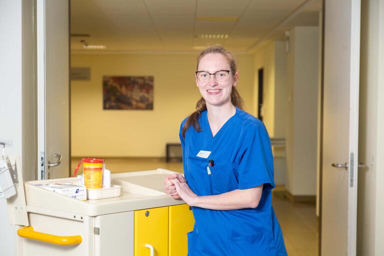 Portrait Pflegeazubi Manuela Höhn bei der Arbeit  im Krankenhaus