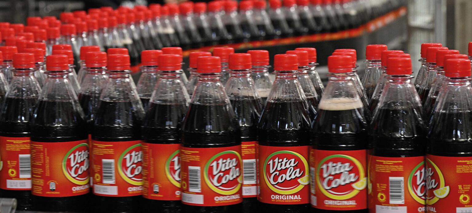 Flaschenabfüllung in der Produktion von Vita Cola