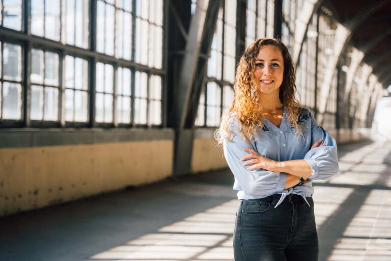 Portrait Victoria Ebnet in Bahnhofshalle