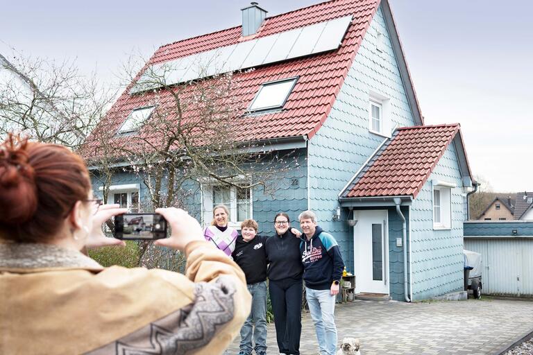 Nina, Philipp, Paula und Oliver leben seit 2014 im eigenen Haus mit Garten in Mülheim-Ruhr
