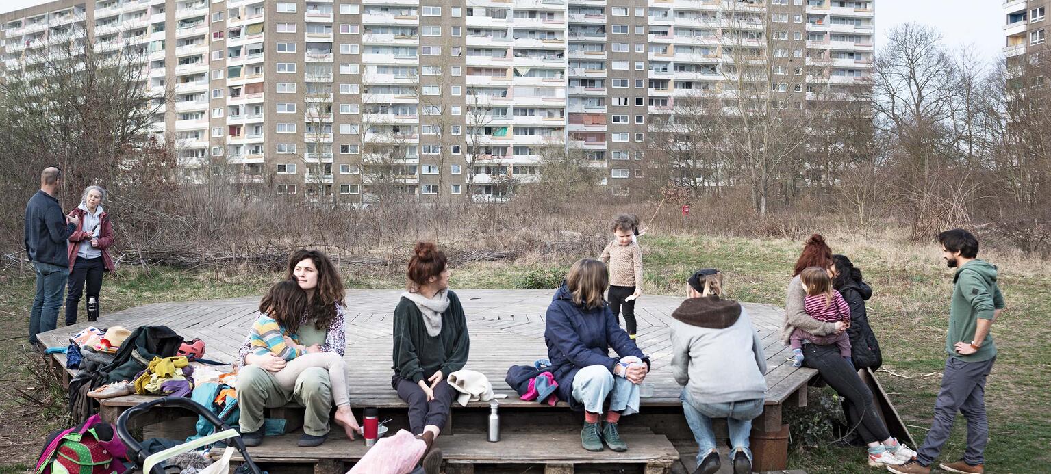 Auf einer Brachfläche zwischen zwei Wohngebieten im Norden von Darmstadt bietet der Verein Menschenskinder neben einer Kita nachbarschaftliche Treffen an.
