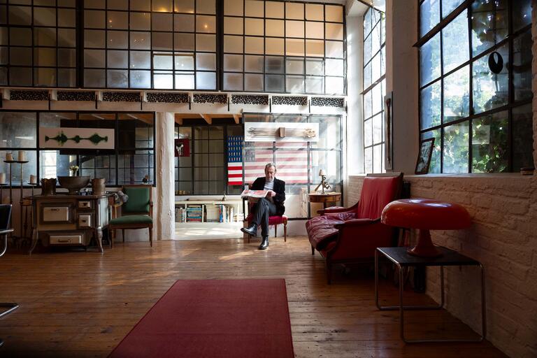 Joao lebt und arbeitet in seinem Atelier in einer alten Fabrik in Köln-Rodenkirchen