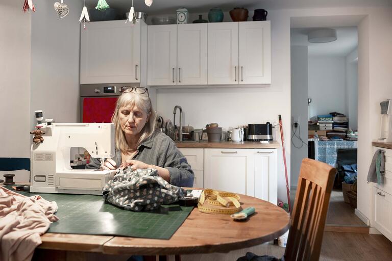 Juliane lebt in Darmstadt. Sie hat ihre 120 Quadratmeter gegen 57 Quadratmeter getauscht. 