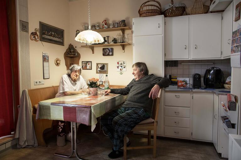 Apolonia und Günter sind seit 69 Jahren verheiratet. In ihrer Wohnung in einem Mehrfamilienhaus in Darmstadt leben sie seit den 50er Jahren.