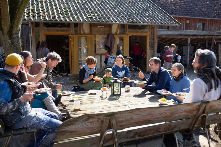 Seit 1997 gibt es das Ökodorf Sieben Linden in Beetzendorf in der Altmark.   Hier leben 120 Erwachsene sowie 40 Kinder und Jugendliche.