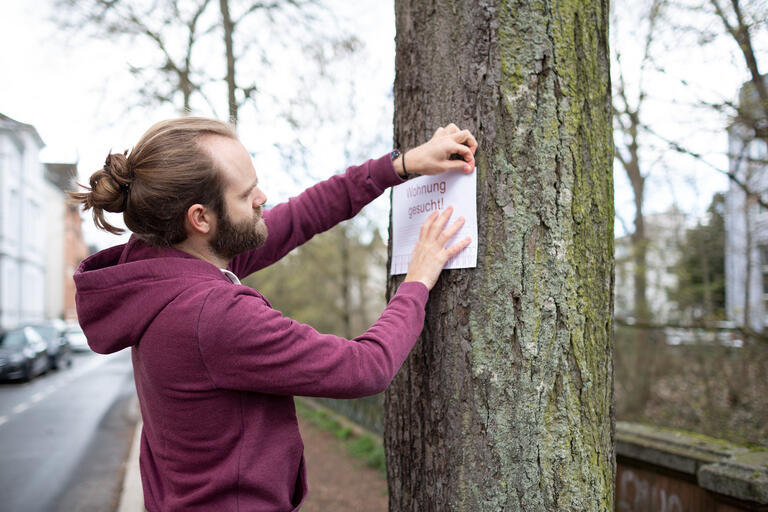Jan, 35 Jahre, ist freiberuf­licher Kameramann. Im vergangenen Jahr hat er in Frankfurt am Main eine Wohnung gesucht.