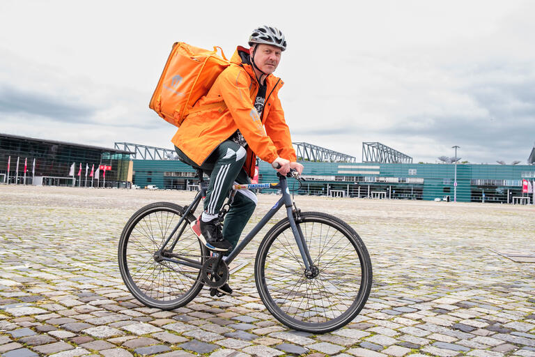 Lieferando-Fahrer Tobias Horoschko unterwegs auf dem Fahrrad