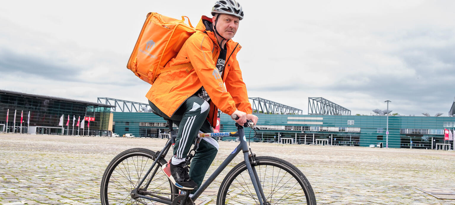 Lieferando-Fahrer Tobias Horoschko unterwegs auf dem Fahrrad