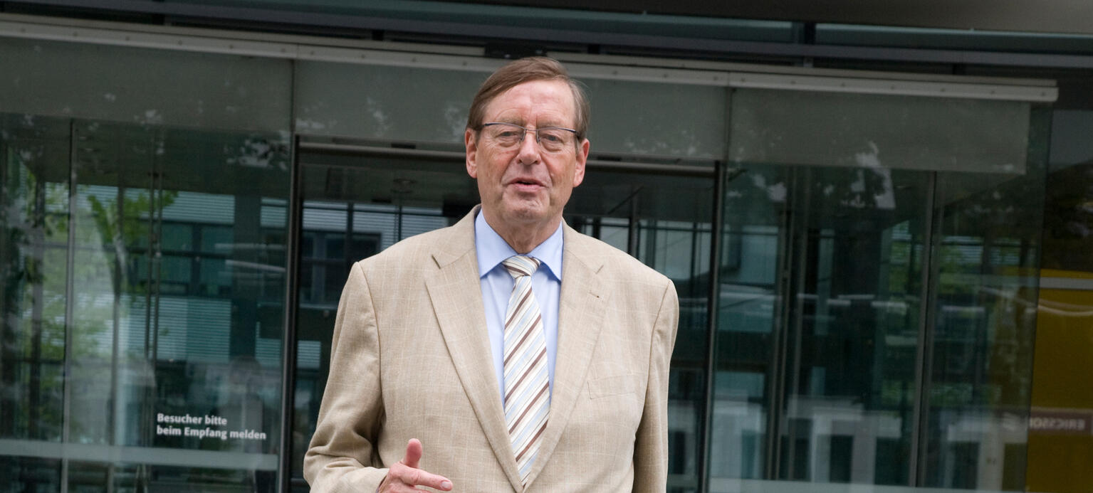 SMS-Standardisierer Hillebrand in Bonn nahe der Telekomzentrale, seinem früheren Arbeitgeber: Der 71-jährige Ingenieur war Stipendiat der Stiftung Mitbestimmung, der Vorläuferorganisation der Hans-Böckler-Stiftung.
