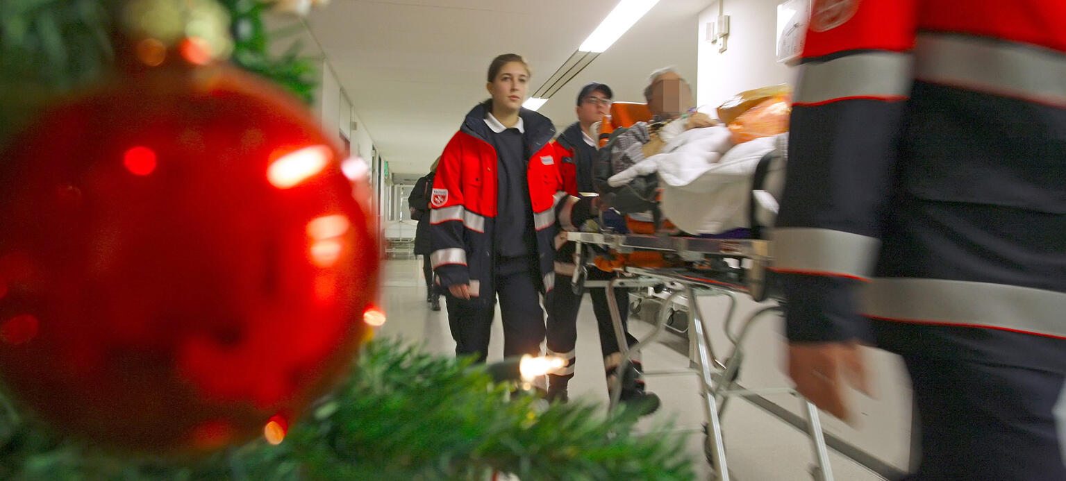 Sanitäter bringen einen Intensivpatienten zum Abtransport mit einem Rettungsfahrzeug.