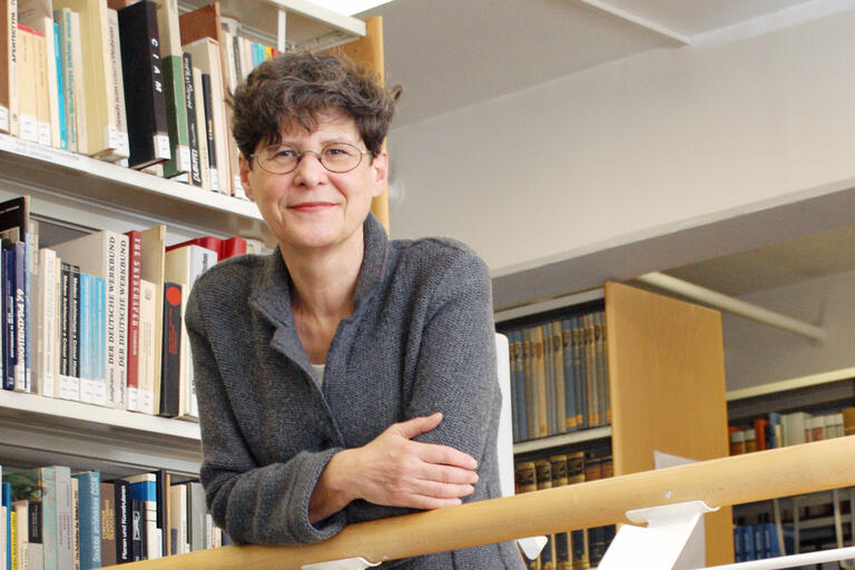Heiderose Kilper in der Bibliothek ihres Instituts in Erkner: Einer Wissenschaft zum Wohle der Gemeinschaft verpflichtet