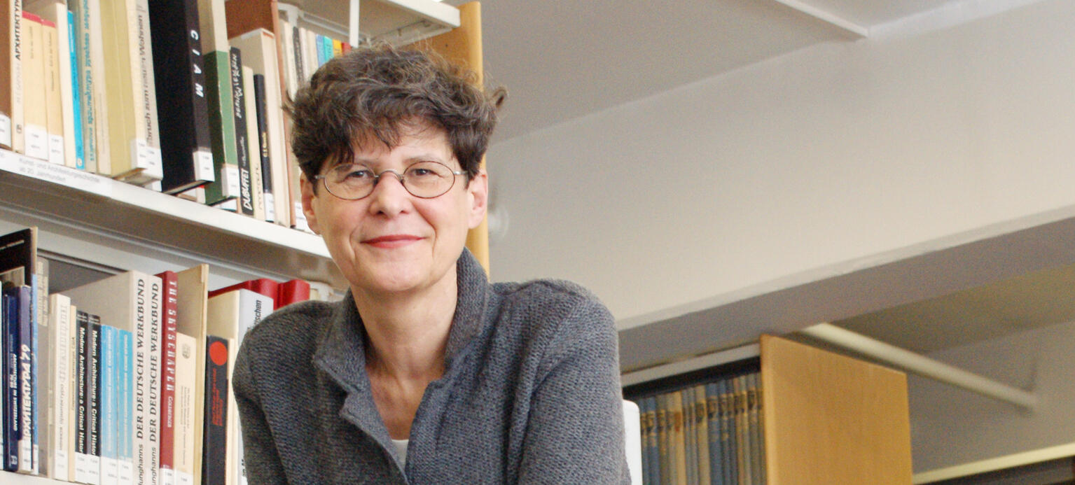 Heiderose Kilper in der Bibliothek ihres Instituts in Erkner: Einer Wissenschaft zum Wohle der Gemeinschaft verpflichtet