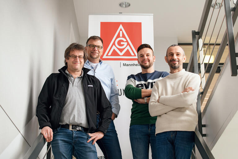 Markus Doberstein, Tuncay Cekic und Michael Glenc (vorne links nach rechts hinten), Betriebsräte bei Wabco in Mannheim, mit Tho- mas Hahl (hinten links), Geschäfts- führer der IG Metall Mannheim