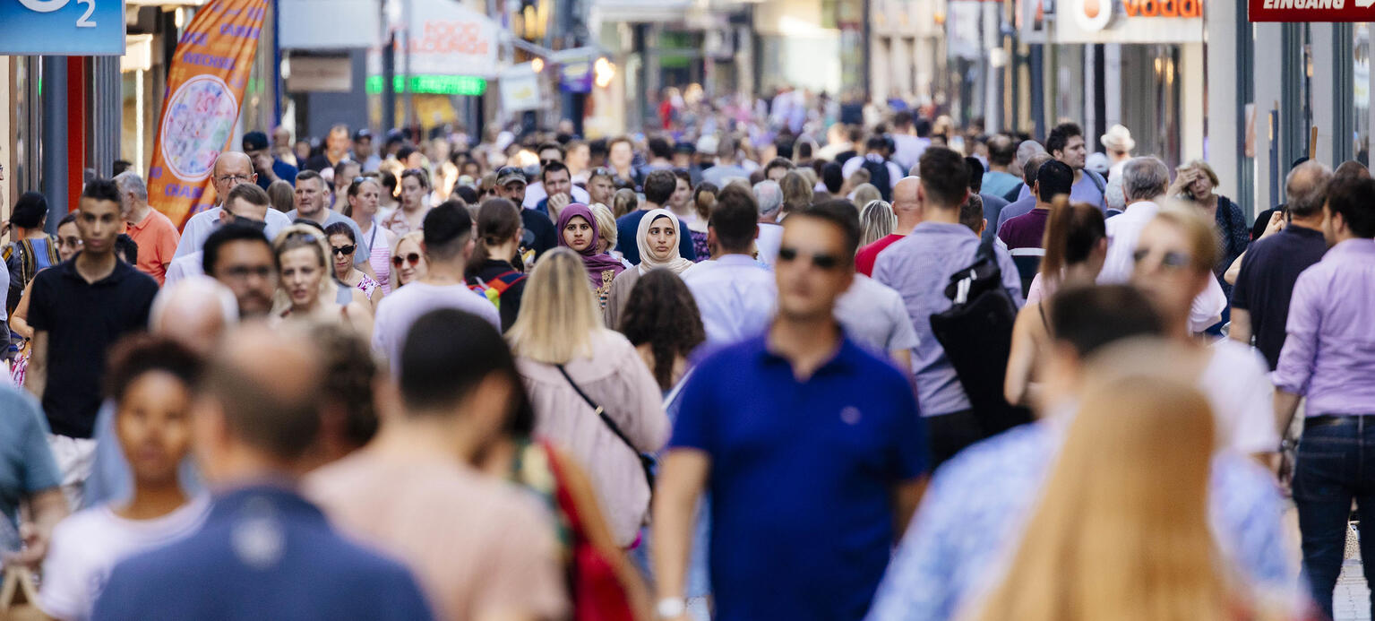 Passanten auf der Hohe Strasse