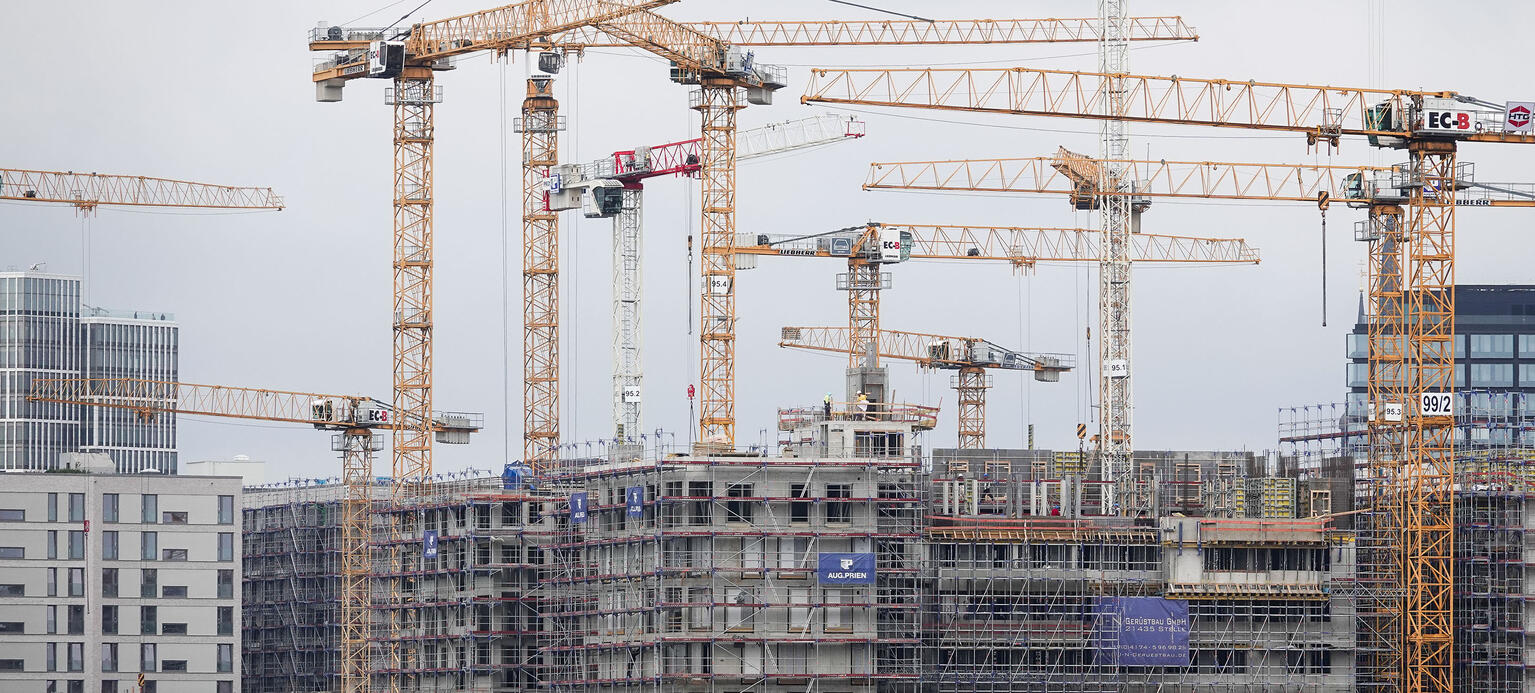 Foto: Kräne auf einer Baustelle im Quartier Baakenhafen in der Hafencity