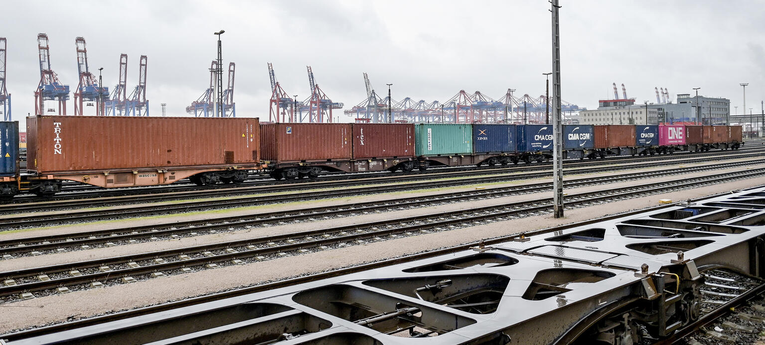 Hamburg: Container verschiedener Reedereien werden im Hamburger Hafen umgeschlagen