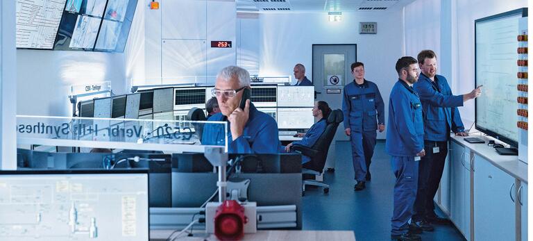 Leitstand in einem Chemiewerk der BASF