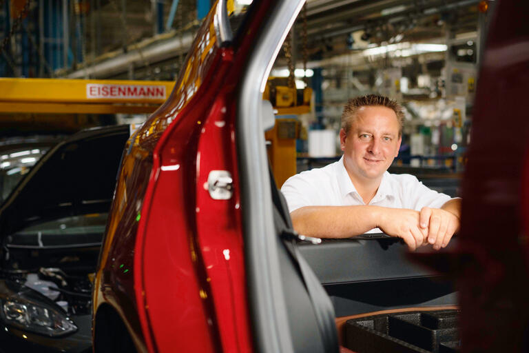 Benjamin Gruschka, der ¬Betriebsratsvorsitzende von Ford in Köln: „Die meisten Autos konnten nicht gebaut werden wegen diesen kleinen Dingern.“