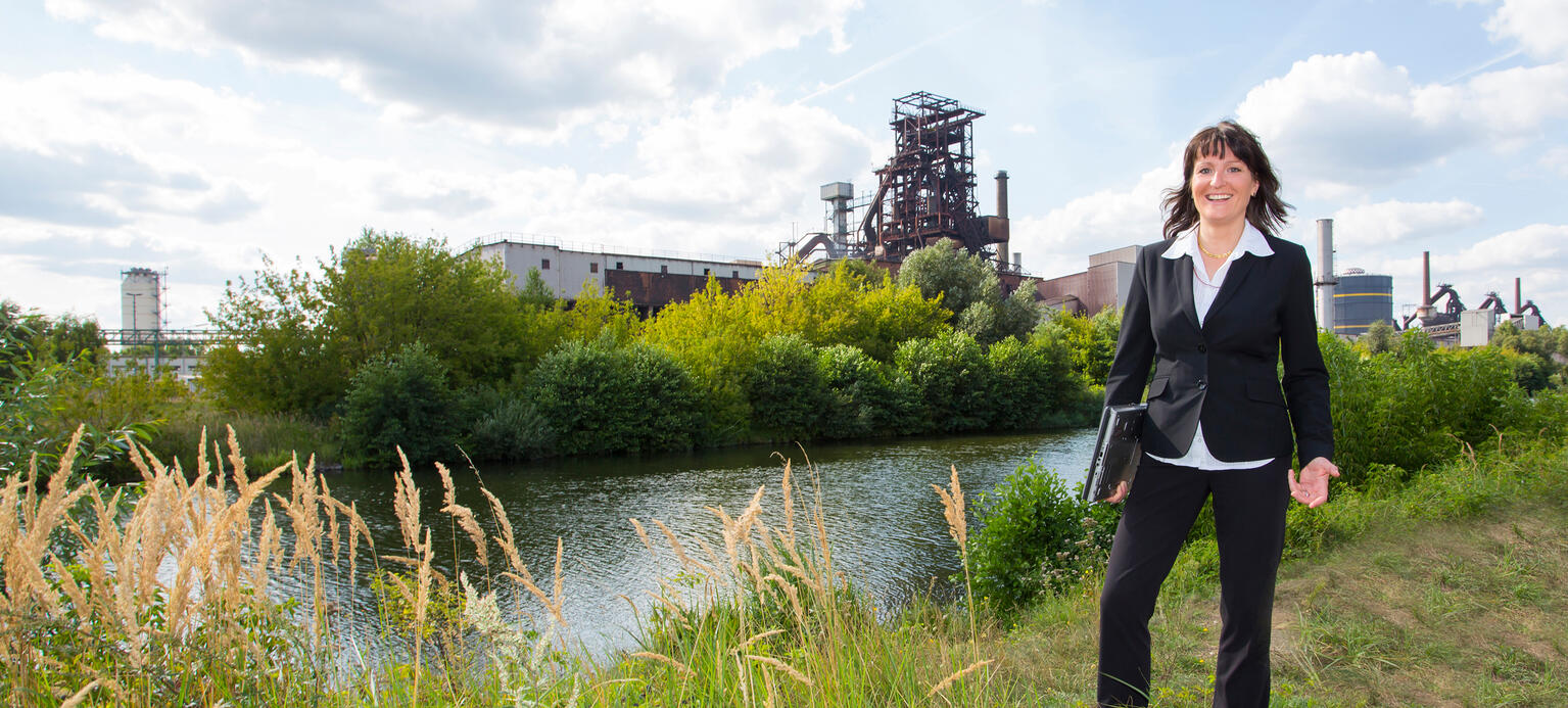 PR-Vertreterin Kathleen Kollewe vor dem Stahlwerk von ArcelorMittal in Eisenhüttenstadt: „Man muss zwischen Wirtschaft und Politik übersetzen.“
