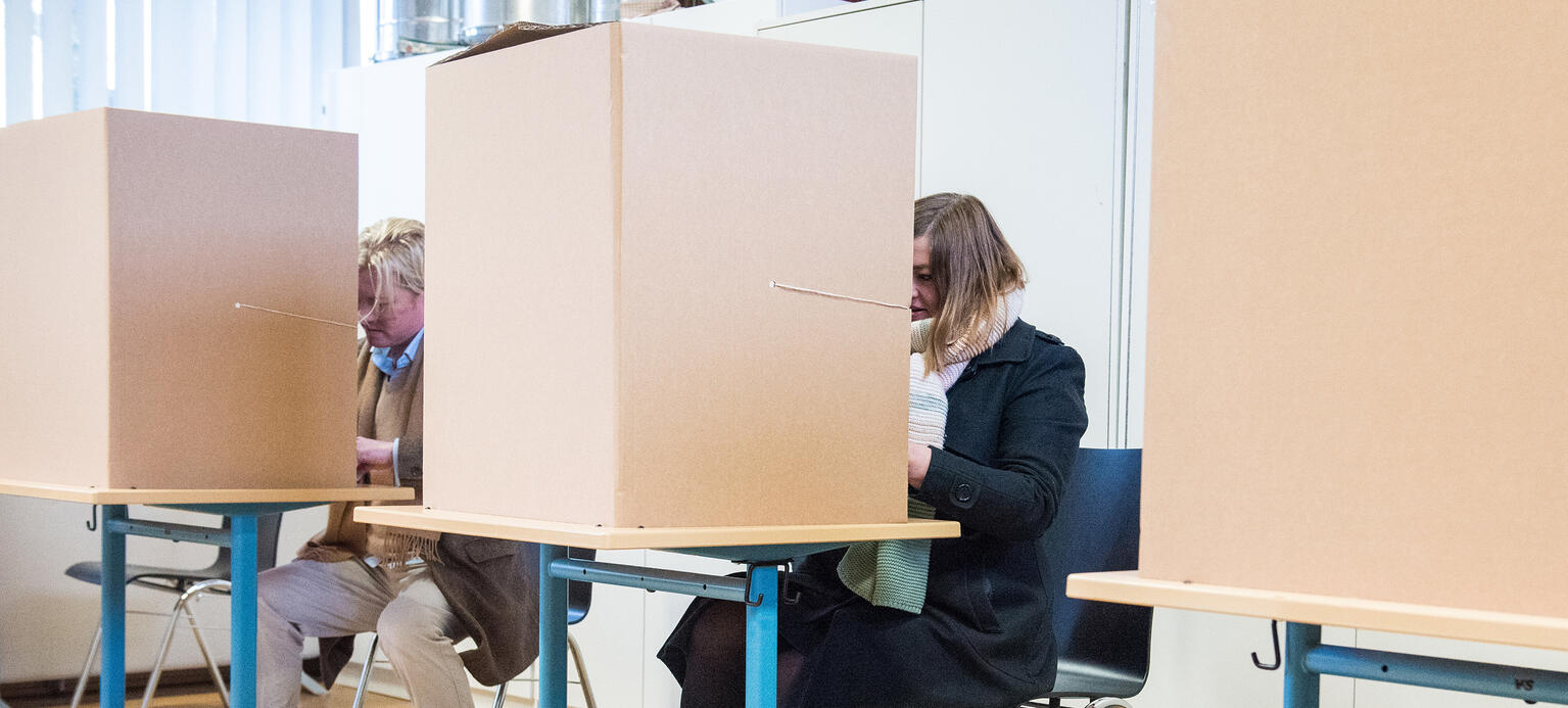 Katharina Fegebank, Zweite Bürgermeisterin und Spitzenkandidatin von Bündnis 90/Die Grünen und ihr Lebensgefährte Mathias Wolff (l) füllen in einem Wahllokal ihren Stimmzettel für die Bürgerschaftswahl aus
