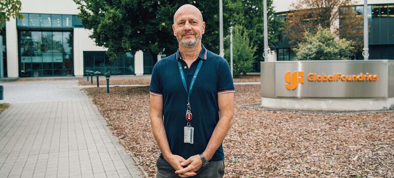 Betriebsratsvorsitzender Ralf Adam vor Firmengebäude von Global Foundries