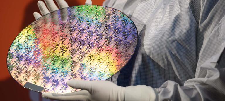 zwei Hände, die Wafer halten