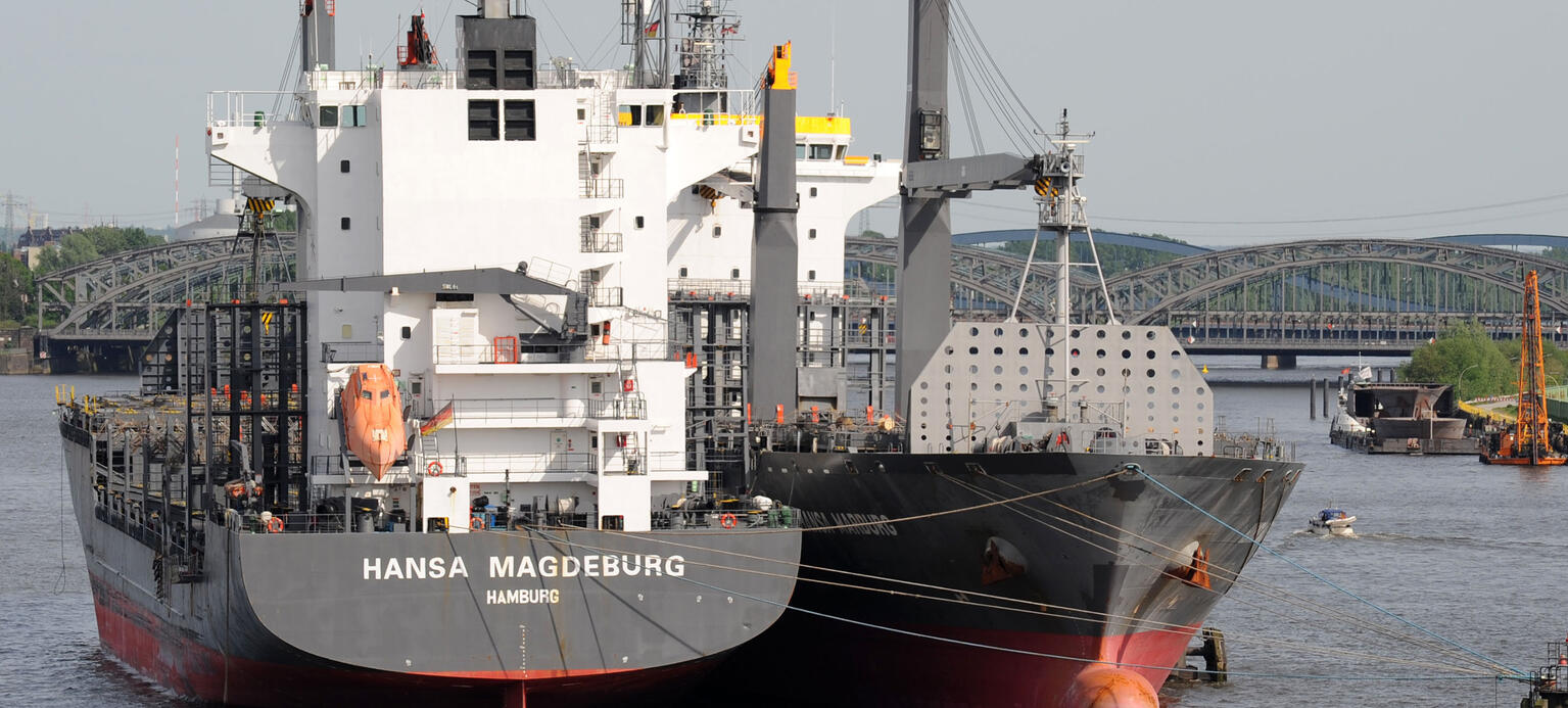 Zwei leere Containerschiffe liegen im Hafen von Hamburg - Konjunkturindikator