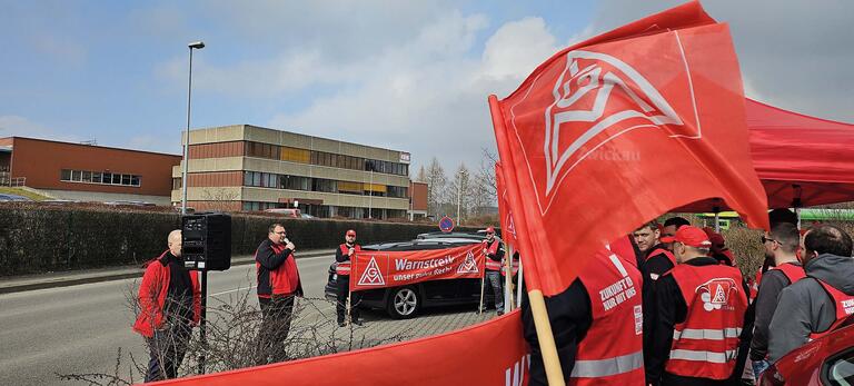 Warnstreik vor dem Schneeberger Werk mit roten IG-Metall-Flaggen