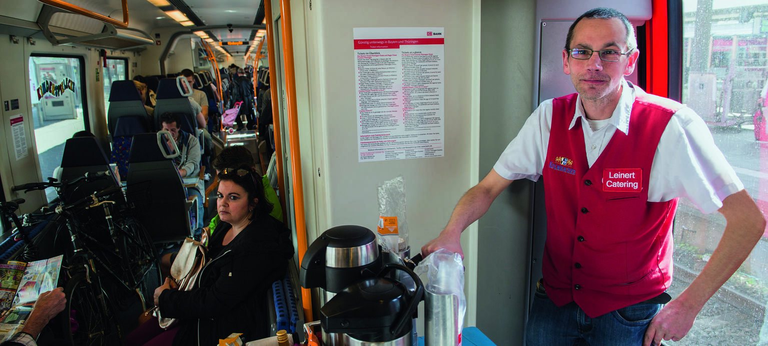 Andy Reischl, 40, arbeitet als Servicekraft in Nahverkehrszügen der Deutschen Bahn. Beschäftigt ist er beim Verpflegungsdienstleister Leinert Catering Gesellschaft, einem Subunternehmer.