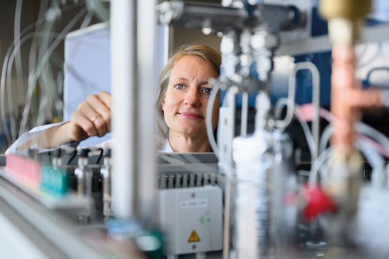 Laura Nousch, Projektleiterin des ESA-Projekts am Fraunhofer-Institut für Keramische Technologien und Systeme IKTS, arbeitet an der Montage des Labordemonstrators eines Brennstoffzellensystems. Der Aufbau soll die Stromversorgung für einen Messroboter liefern, der auf einem Eismond des Saturns landen soll.