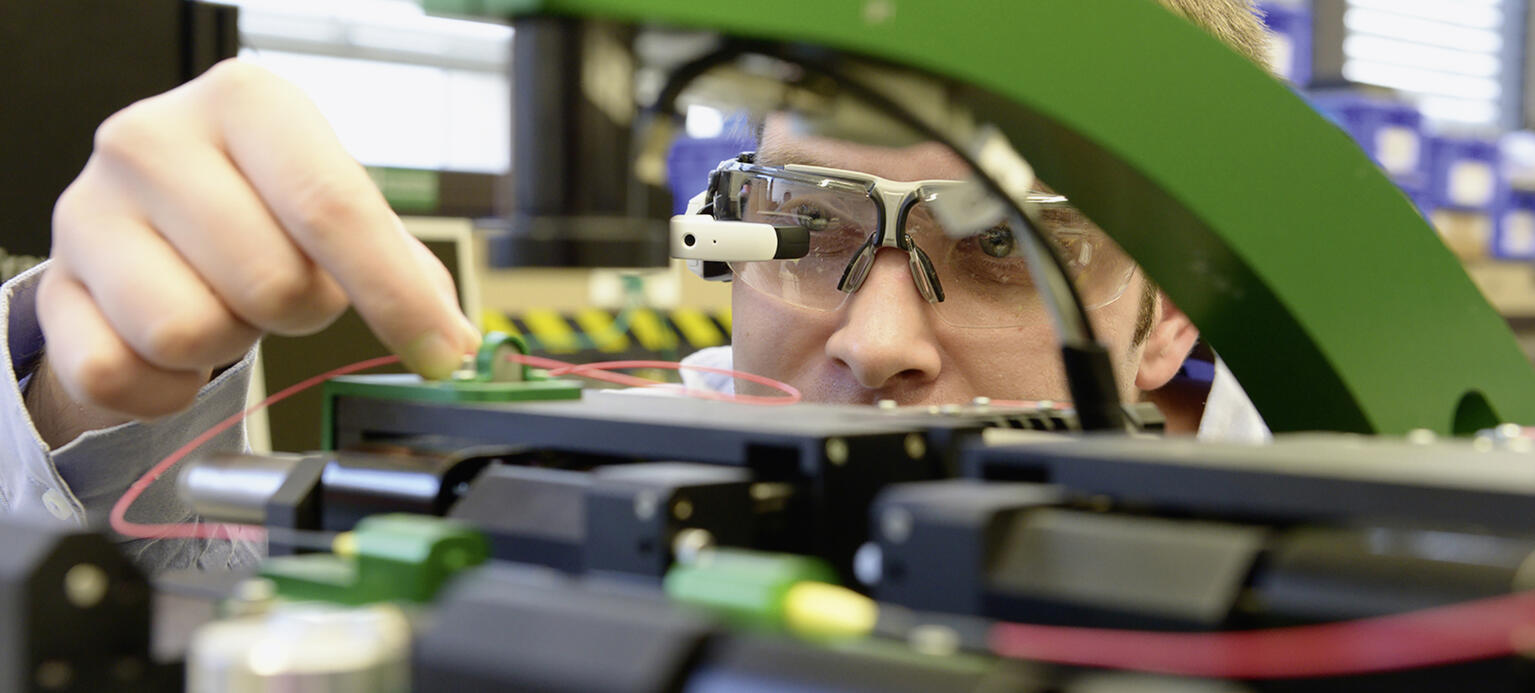 Smart Glasses können laut Fraunhofer-Institut für Produktionstechnologie Fehler reduzieren. Es hat sie beim Bau von Schaltschränken getestet.