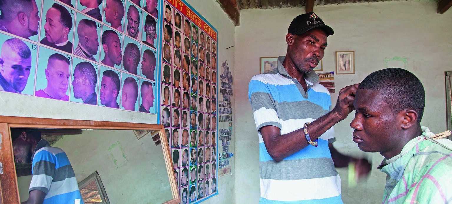 Emmanuel Holm, 44, arbeitet als Friseur, Schuhputzer und Schuster in Ghana.