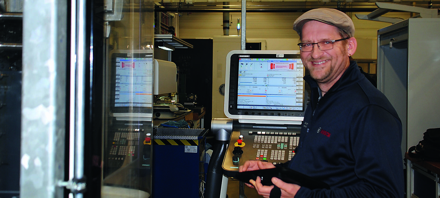 Rainer Hack , 50, ist Maschinenschlosser und arbeitet mit einer CNC-Fräsmaschine für Einzelstücke und Kleinserien. Sein Arbeitsplatz wird gerade digitalisiert.