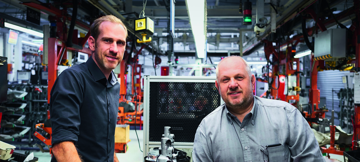 Betriebsrat Detlef Burghardt (r.) und Fachreferent Sven-Thorben Krack an der Produktionslinie die demnächst umgestaltet wird.