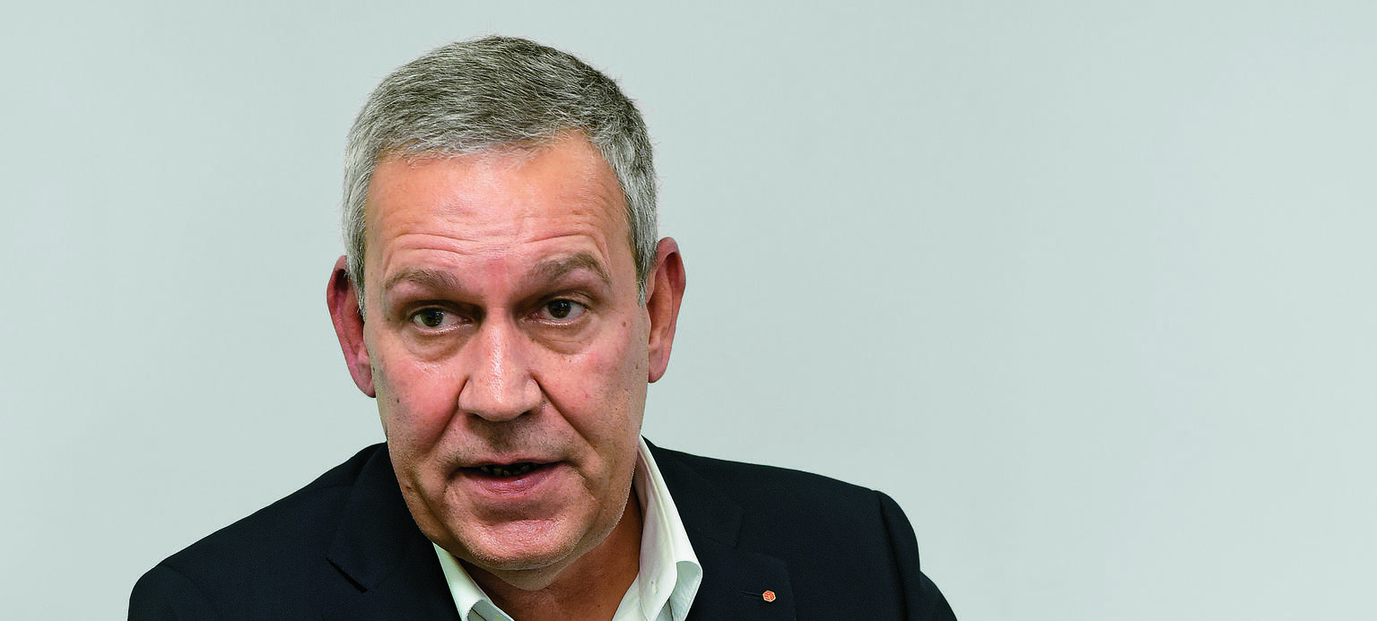 Robert Feig er, Jahrgang 1962, ist seit 2013 Bundesvorsitzender der IG Bauen-Agrar-Umwelt und folgte damit auf Klaus Wiesehügel. Er gehört seit 2007 dem Bundesvorstand der IG BAU an und ist Mitglied der Mindestlohnkommission an. Feiger ist gelernter Industriekaufmann.