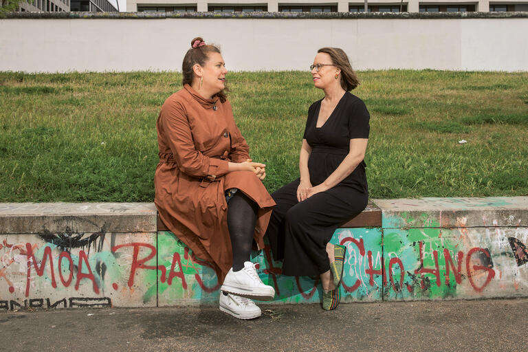 Böckler-Expertinnen Yvonne Lott (re.) und Johanna Wenckebach (li.) im Gespräch im Berliner Mauerpark