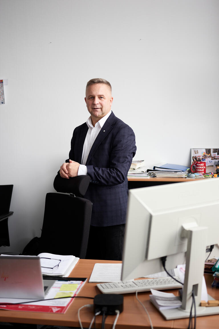 Porträt Dariusz Dabrowski, Generalsekretär des Europa-Konzernbetriebsrats von Volkswagen