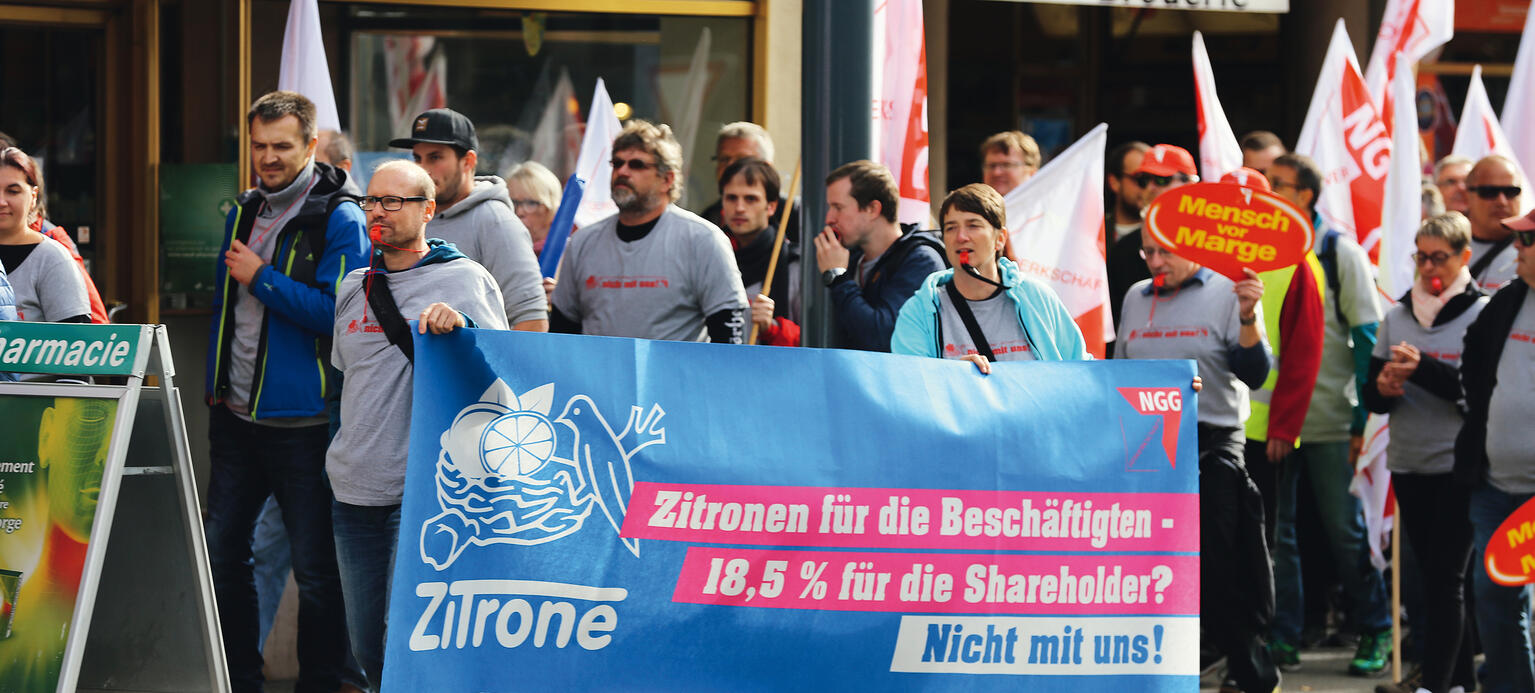 „Mensch vor Marge“: Das forderten rund 400 Beschäftigte im Oktober 2018 vor der Nestlé-Konzernzentrale im schweizerischen Vevey.