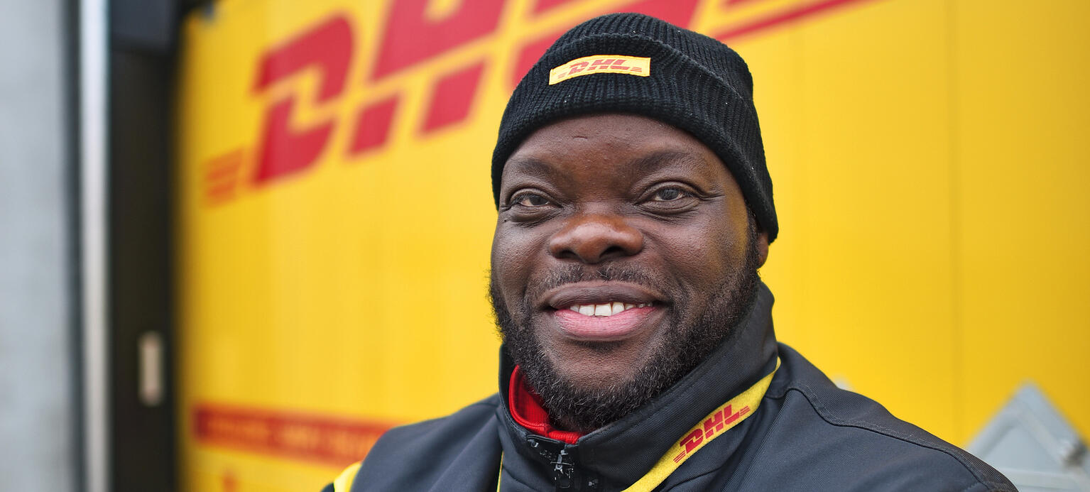 Michael Akinlaton ist Betriebsratsvorsitzender bei DHL Delivery in Kassel. Für den gebürtigen Nigerianer sind Arbeitnehmerrechte alles andere als selbstverständlich.