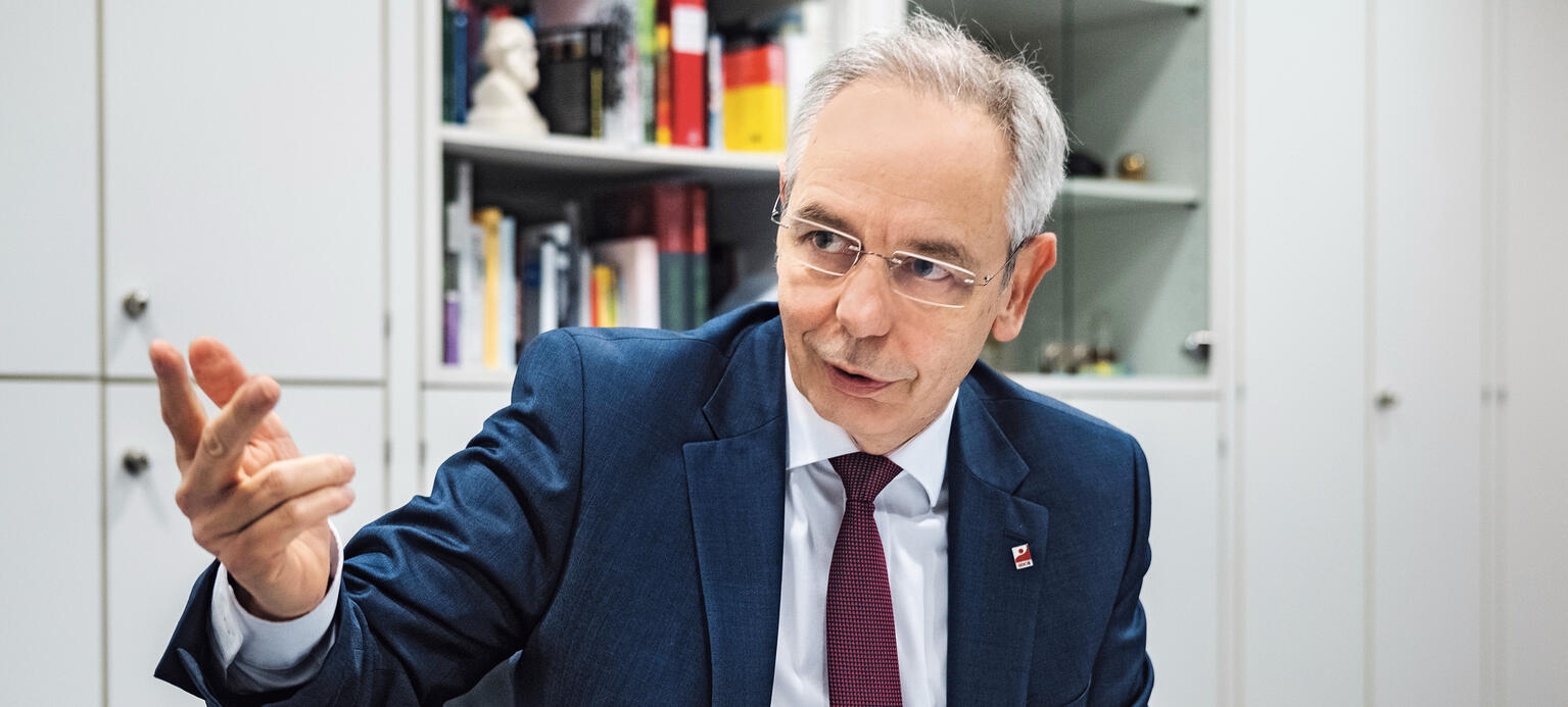 Michael Vassiliadis, Vorsitzender der IG BCE, zu seiner Arbeit in der Regierungskommission, die einen Fahrplan für den Braunkohleausstieg verabschiedet hat, und zu den Folgen für die Beschäftigten und die Regionen