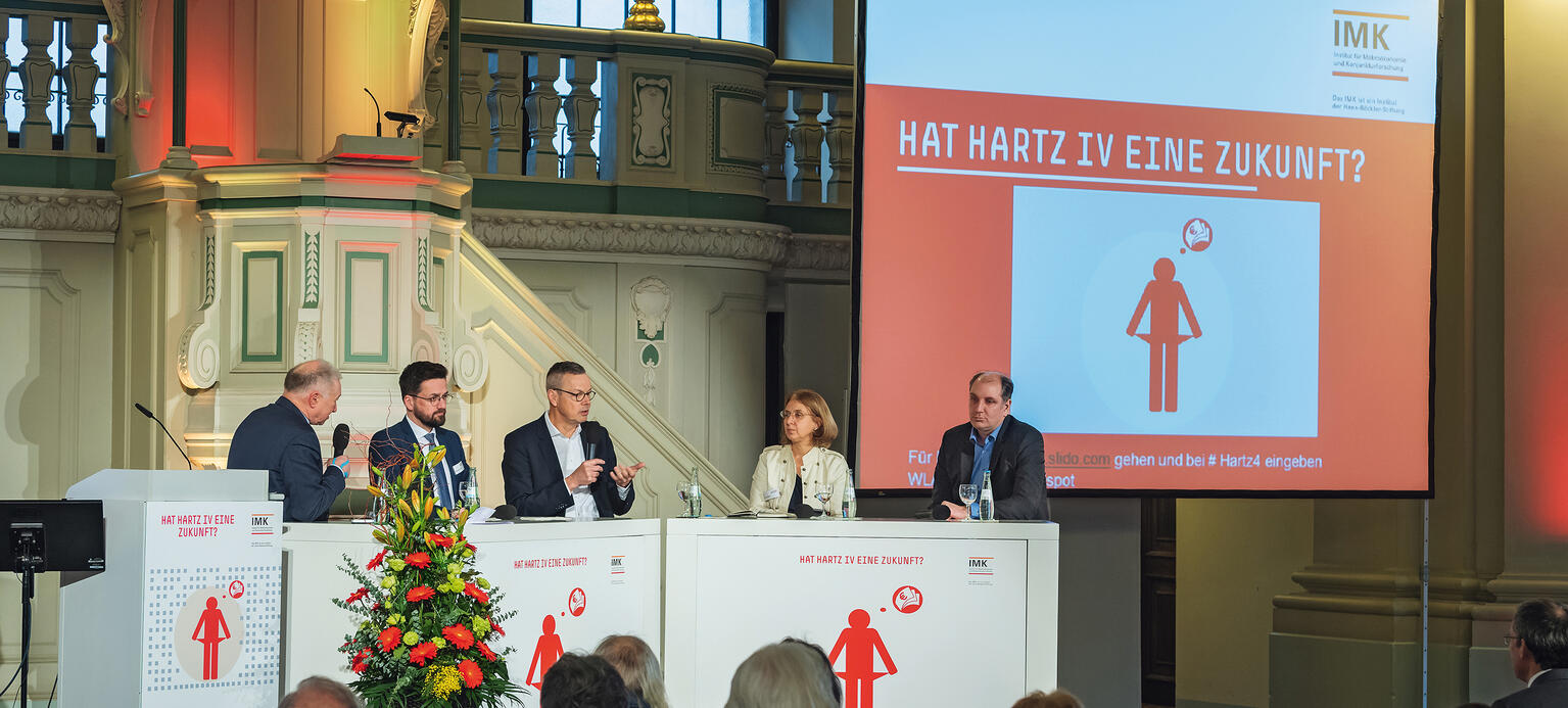 Die Teilnehmer der abschließenden Podiumsdiskussion im Französischen Dom in Berlin.