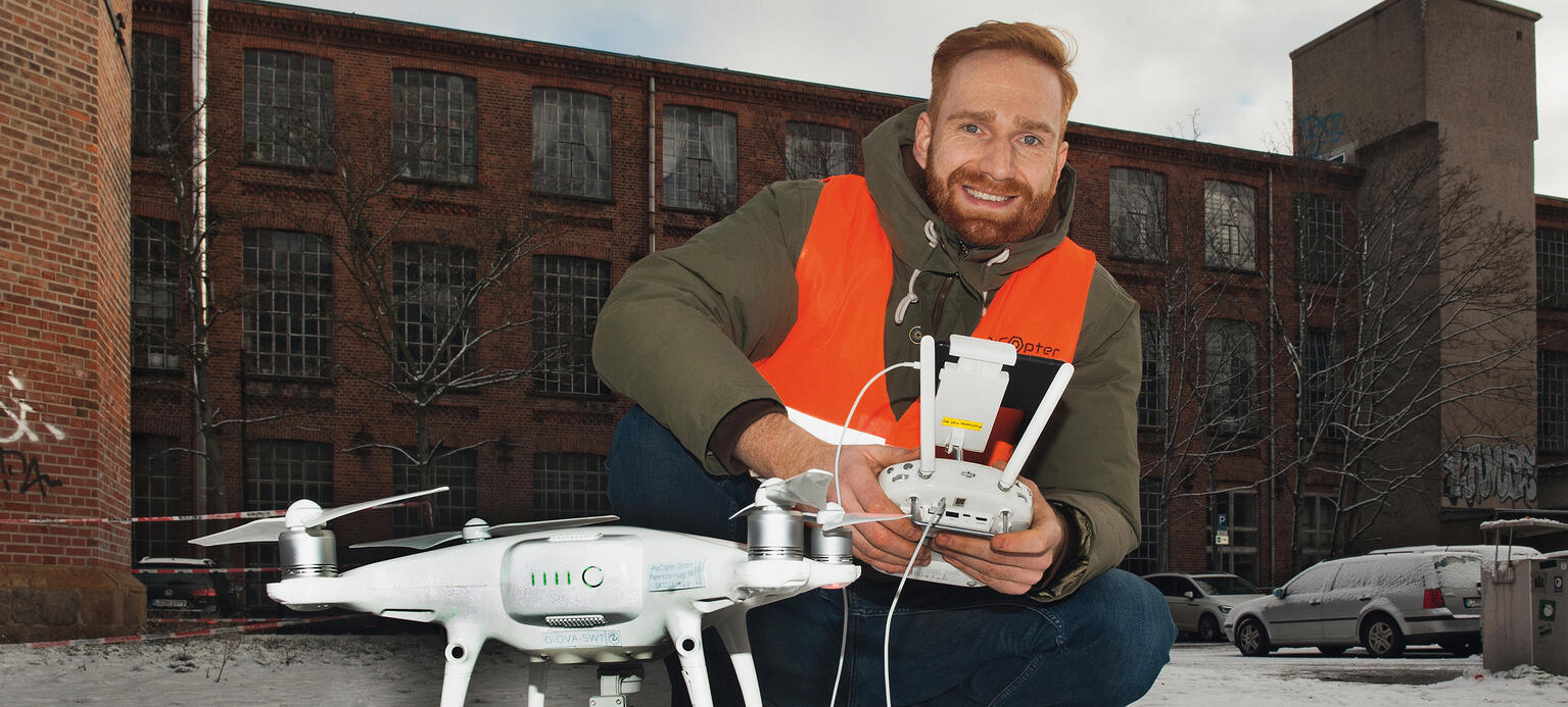 Frank Lochau, 33, ist selbstständiger Drohnenpilot und Gründer der ProCopter GmbH in Leipzig.