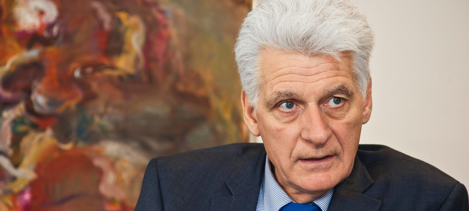 Rolf Schmachtenberg bereitet maßgeblich die deutsche EU-Ratspräsidentschaft im zweiten Halbjahr 2020 vor. Der Staatssekretär im Bundesarbeitsministerium erklärt, warum die Arbeitnehmerrechte dabei auf der Agenda stehen werden und was passieren muss, um diese Rechte schon jetzt besser zu sichern.